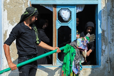 آیین «علم گردان» یا «عَلَم گَردِش» با بیش از یک قرن سابقه طبق سنتی دیرینه در روستای کفشگیری گرگان برگزار شد