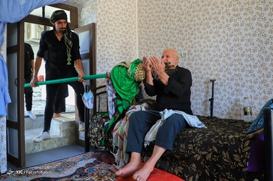 آیین «علم گردان» یا «عَلَم گَردِش» با بیش از یک قرن سابقه طبق سنتی دیرینه در روستای کفشگیری گرگان برگزار شد