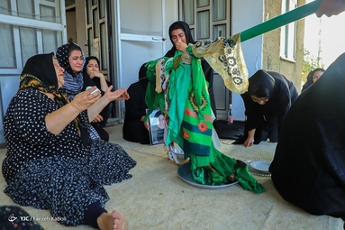 آیین «علم گردان» یا «عَلَم گَردِش» با بیش از یک قرن سابقه طبق سنتی دیرینه در روستای کفشگیری گرگان برگزار شد