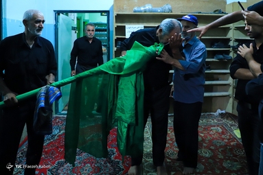 آیین «علم گردان» یا «عَلَم گَردِش» با بیش از یک قرن سابقه طبق سنتی دیرینه در روستای کفشگیری گرگان برگزار شد