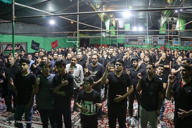 در هیئت «علقمه شهیدیه» شهرستان میبد روزانه ۱۵۰۰ دیزی پخته شده و بین عزاداران توزیع می‌شود