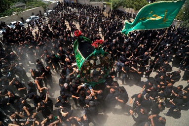 مراسم عزاداری ظهر روز عاشورا و آیین 