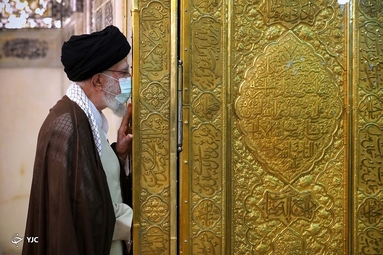 غبارروبی مضجع مطهر رضوی در سفر رهبر انقلاب به مشهد مقدس