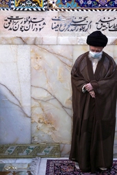 غبارروبی مضجع مطهر رضوی در سفر رهبر انقلاب به مشهد مقدس