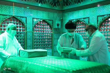 غبارروبی مضجع مطهر رضوی در سفر رهبر انقلاب به مشهد مقدس
