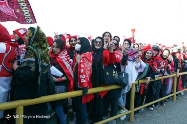 حضور بانوان هوادار پرسپولیس در ورزشگاه آزادی