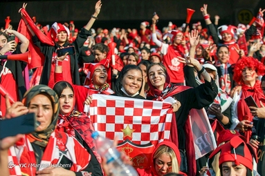 حضور بانوان هوادار پرسپولیس در ورزشگاه آزادی