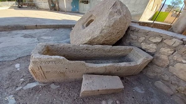 آثار تاریخی در گوشه ای از حیاط آرامگاه شیخ یوسف سروستانی