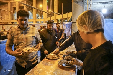 میزبانی از زائران اربعین در قرارگاه مردمی اربعین قم