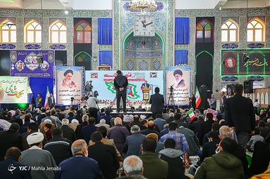  معاون پارلمانی رئیس جمهور صبح امروز در جمع نمازگزاران مصلی امام علی (ع) کرمان با اشاره به حماسه ۹ دی؛ گفت: مشابه حوادثی که در سه ماه گذشته با آن مواجه بودیم و البته تعداد آن گسترده و پیچیده‌تر بود، دشمن با تمام توان خود وارد شده بود، اما در نهم دی مردم پیشتاز بودند و فتنه‌ای را که هر روز در کشور مشکل آفرین بود با حضور حماسی خود خاتمه دادند و پایانی بود بر فتنه‌های اخیر.