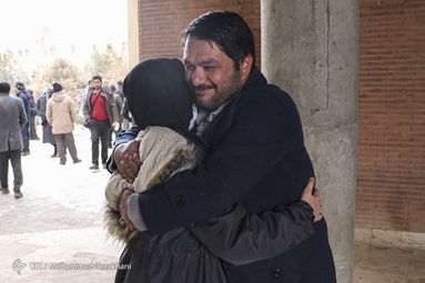 انتظار والدین پشت درب کنکور سراسری ۱۴۰۲ _ زنجان