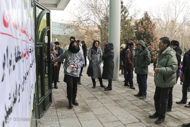انتظار والدین پشت درب کنکور سراسری ۱۴۰۲ _ زنجان