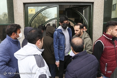 انتظار والدین پشت درب کنکور سراسری ۱۴۰۲ _ زنجان
