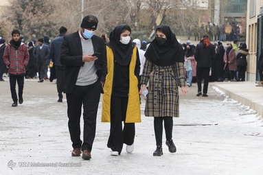 انتظار والدین پشت درب کنکور سراسری ۱۴۰۲ _ زنجان
