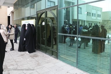 انتظار والدین پشت درب کنکور سراسری ۱۴۰۲ _ زنجان