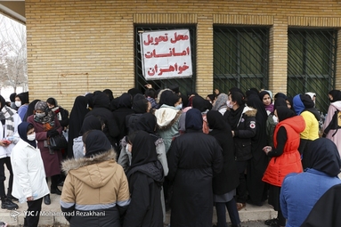 انتظار والدین پشت درب کنکور سراسری ۱۴۰۲ _ زنجان