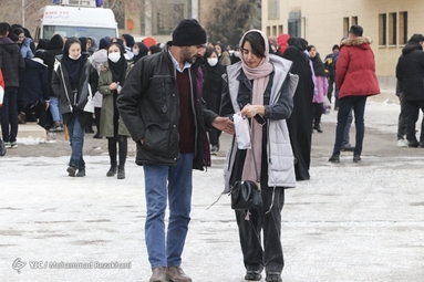 انتظار والدین پشت درب کنکور سراسری ۱۴۰۲ _ زنجان