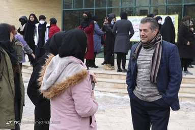 انتظار والدین پشت درب کنکور سراسری ۱۴۰۲ _ زنجان