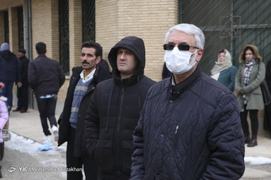 انتظار والدین پشت درب کنکور سراسری ۱۴۰۲ _ زنجان