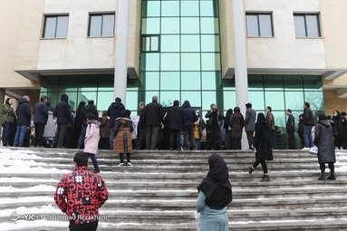 انتظار والدین پشت درب کنکور سراسری ۱۴۰۲ _ زنجان