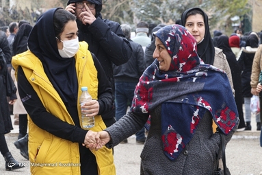 انتظار والدین پشت درب کنکور سراسری ۱۴۰۲ _ زنجان