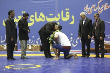 مراسم اهدای بازوبند پهلوانی سال ۱۴۰۱