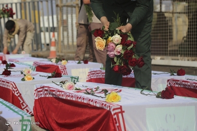 ورود پیکر‌های مطهر ۷۱ شهید دفاع مقدس به کشور