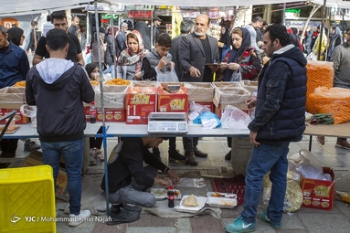 هیاهوی بازار شب عید در ساعات پایانی سال - همدان