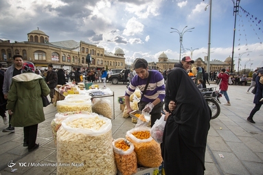 هیاهوی بازار شب عید در ساعات پایانی سال - همدان
