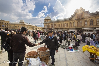 هیاهوی بازار شب عید در ساعات پایانی سال - همدان