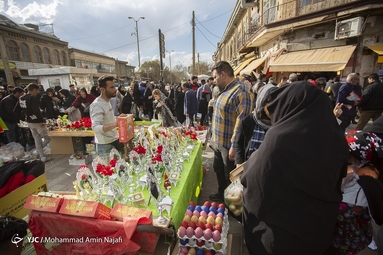 هیاهوی بازار شب عید در ساعات پایانی سال - همدان