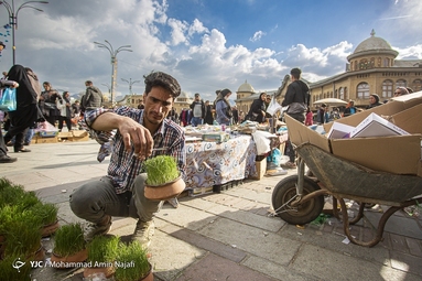 هیاهوی بازار شب عید در ساعات پایانی سال - همدان