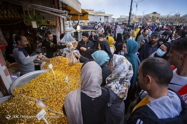 هیاهوی بازار شب عید در ساعات پایانی سال - همدان