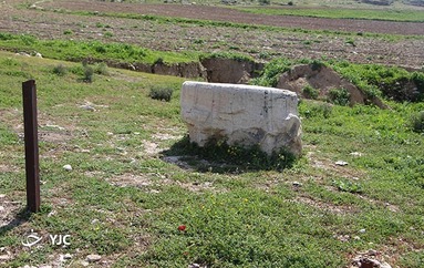 عکس پایه ستون نورآباد مربوط به فروردین ۱۴۰۲ خورشیدی که تابلوی معرفی میراث فرهنگی را از جا کنده اند.