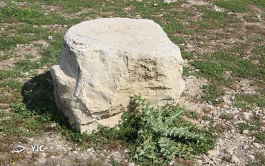 بخش هایی از پایه ستون نورآباد ممسنی که در گذشته از سوی سودجویان شکسته شده است.