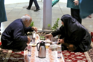افطاری در حرم مطهر امام رضا (ع)