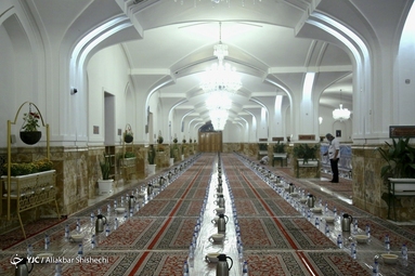 افطاری در حرم مطهر امام رضا (ع)