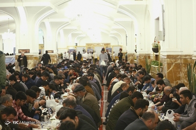 افطاری در حرم مطهر امام رضا (ع)
