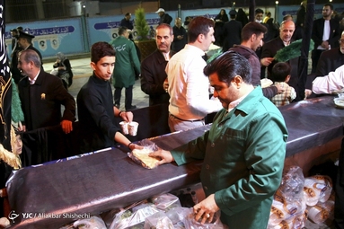 افطاری در حرم مطهر امام رضا (ع)