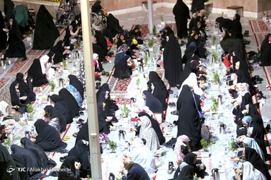 افطاری در حرم مطهر امام رضا (ع)