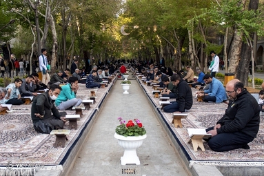 آیین جزء خوانی قرآن کریم در چهار باغ اصفهان