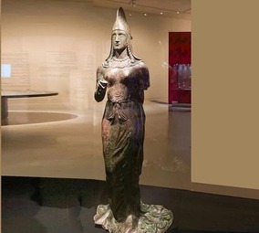 تندیس برنزی شهبانوی ساسانی در موزه امیر قطر