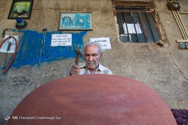  آقای محمود بارغن که از ۱۰ سالکی در حجره پدرش مسگری را آموخت، او که اینک ۷۷ سالش است از قدیمی‌ترین مسگر‌های شیراز است