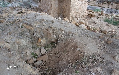 کند و کاوهای غیرمجاز در آتشکده رستاق داراب که از گذشته وجود داشته و بزرگ تر شده است