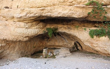 حوضچه سنگی درون محوطه باستانی که از درون غار کوچکی و از دل کوه، چک چک به درون آن آب می چکد 