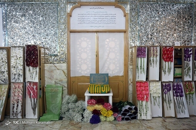 گل آرایی ضریح مطهر حضرت معصومه (س)