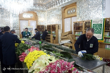 گل آرایی ضریح مطهر حضرت معصومه (س)