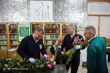 گل آرایی ضریح مطهر حضرت معصومه (س)