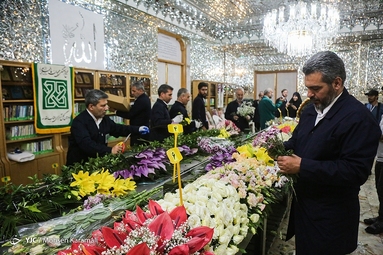 گل آرایی ضریح مطهر حضرت معصومه (س)