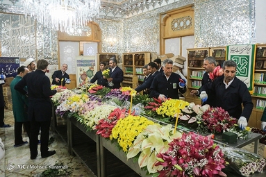 گل آرایی ضریح مطهر حضرت معصومه (س)